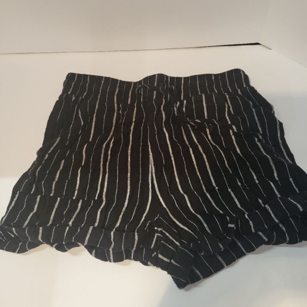 Forever 21 Women's‎ Black Stripe Casual Shorts - Picture 4 of 6